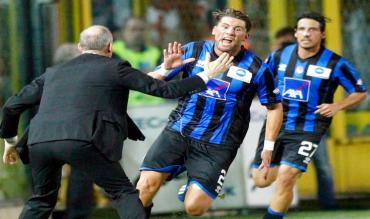 Stendardo con la maglia dell'Atalanta