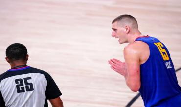 Jokic con un arbitro NBA