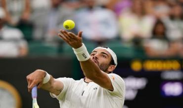 Matteo Berrettini al servizio