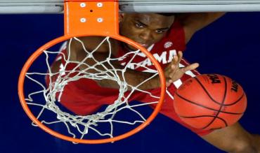 Retin Obasohan, con la canotta del suo college, l'Alabama