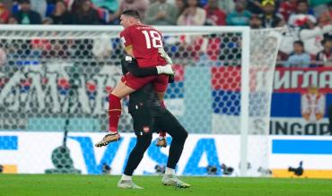 L'esultanza di Vlahovic con la maglia della Serbia