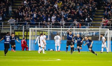 Radja esulta dopo un gol alla Juve