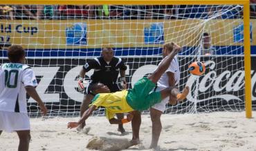 La rovesciata, fondamentale d'ordinanza del calcio sulla spiaggia