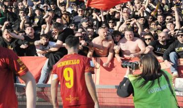 Una splendida esultanza di Pietro Iemmello con i tifosi giallorossi nel settore ospiti di Cosenza