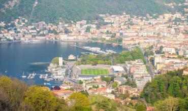 Una foto di Como e del suo stadio