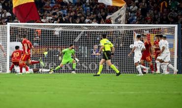 Leao in gol in mezza rovesciata all'Olimpico contro la Roma