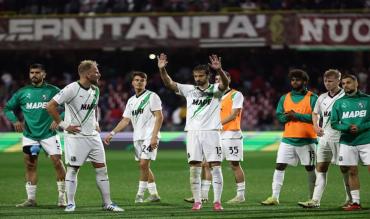 Lo sconforto dei calciatori del Sassuolo al termine della partita di Salerno