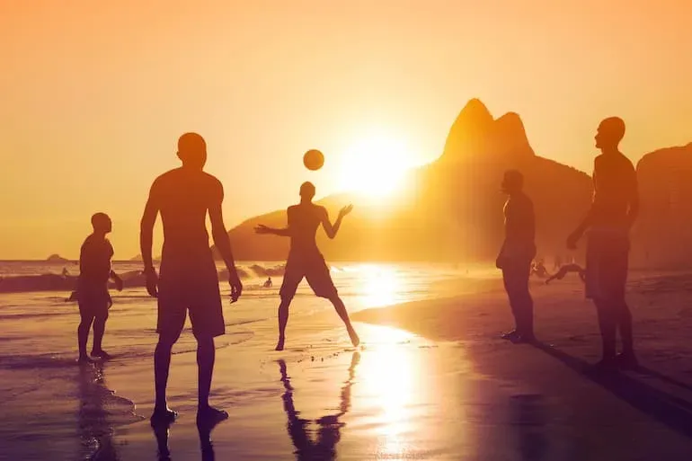 Si palleggia sulla spiaggia di Rio