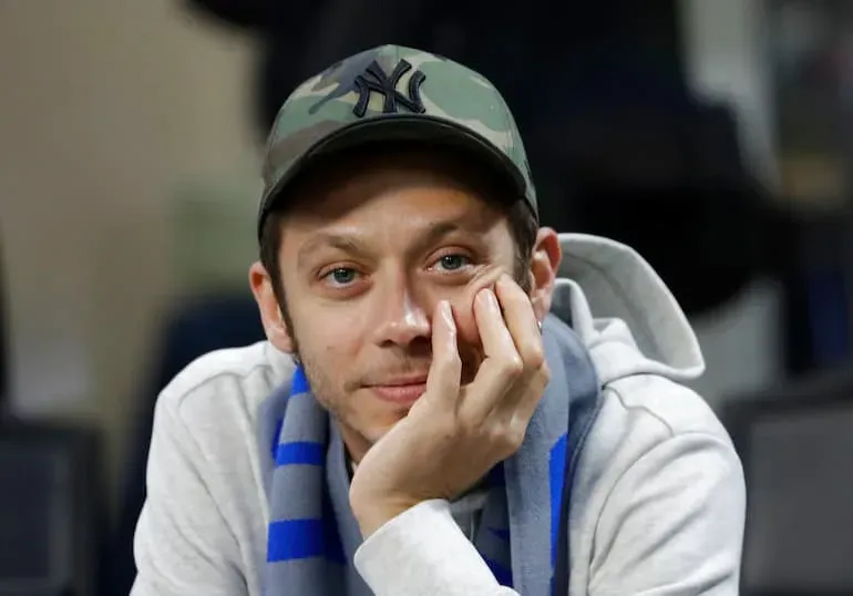 Valentino con la sciarpa dell'Inter