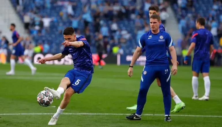 Il riscaldamento di Jorginho ad Oporto!
