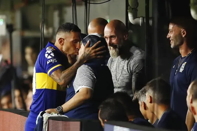L'iconico bacio di Carlos a Diego!