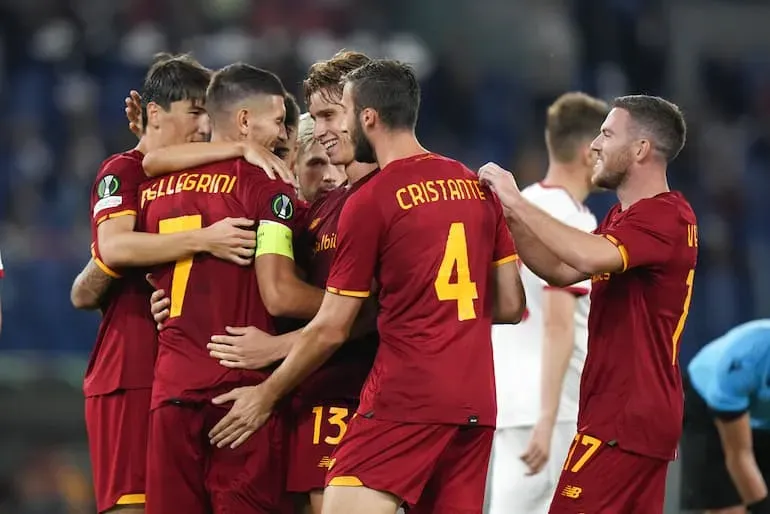 I compagni abbracciano Pellegrini dopo un gol!