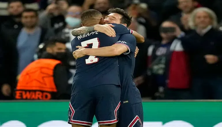 Mbappè con Messi!