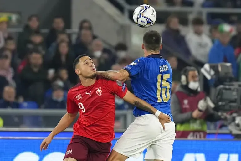 Noah Okafor in un duello individuale contro Acerbi