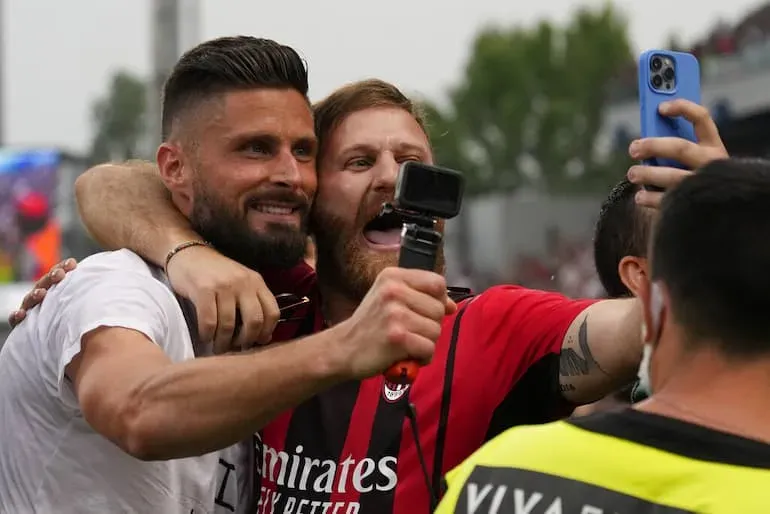 Giroud con un tifoso a Reggio Emilia!