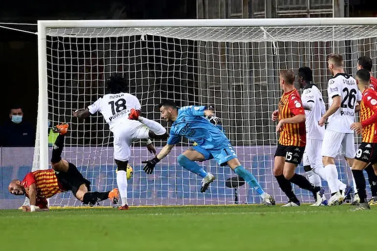 Nzola in gol contro il Benevento!