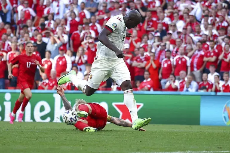 L'intervento di Simon Kjær su Lukaku!