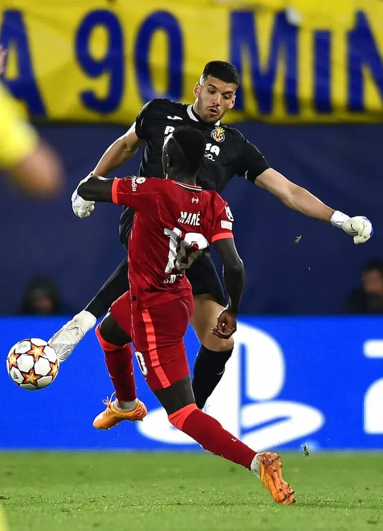 Sadio Manè anticipa il portiere del Villareal!