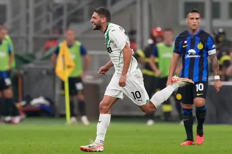 Berardi esulta davanti a Lautaro Martinez!