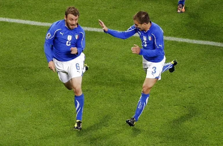 Criscito esulta al gol di De Rossi