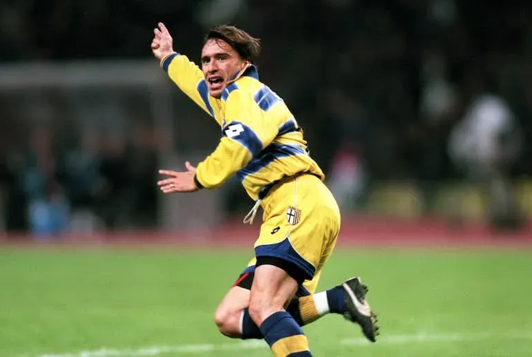Enrico Chiesa con la maglia del Parma