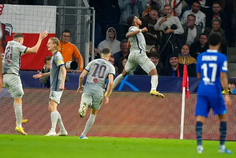 L'esultanza di Junior Adamu dopo il gol al Chelsea!