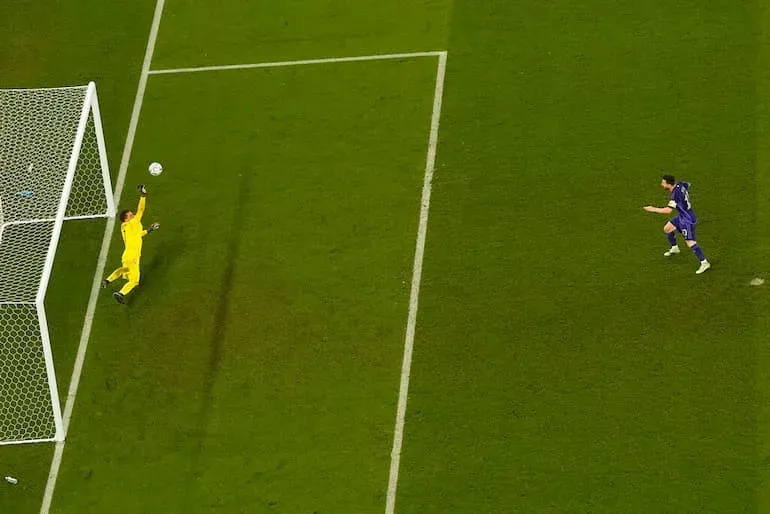 Una foto bellissima del rigore parato da Szczesny!