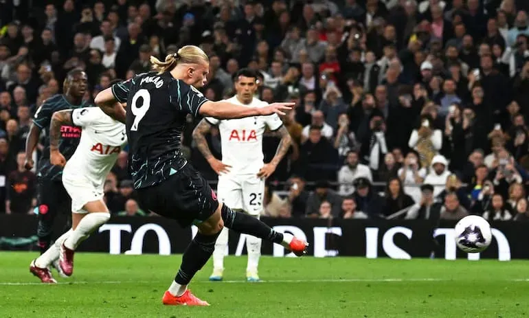 Haaland trasforma il rigore contro il Tottenham