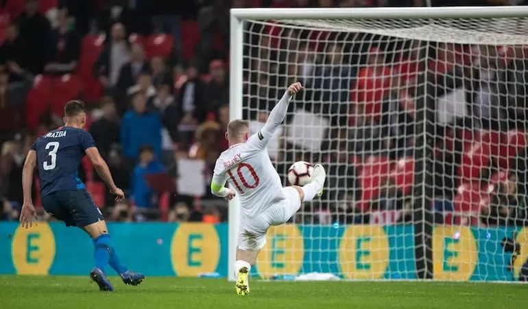 Una bellissima immagine di un gesto tecnico di Waine Rooney